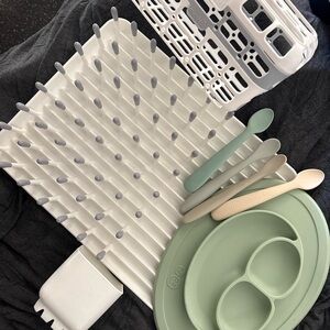 ezpz Silicone Suction Plate & mushie Spoon Set in Sage Green